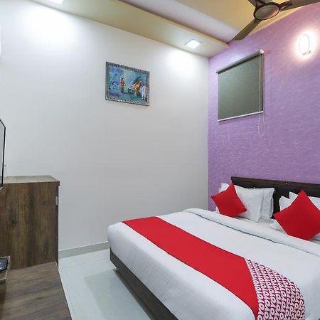 Oyo 47110 Hotel Royal Palace Naroda Esterno foto