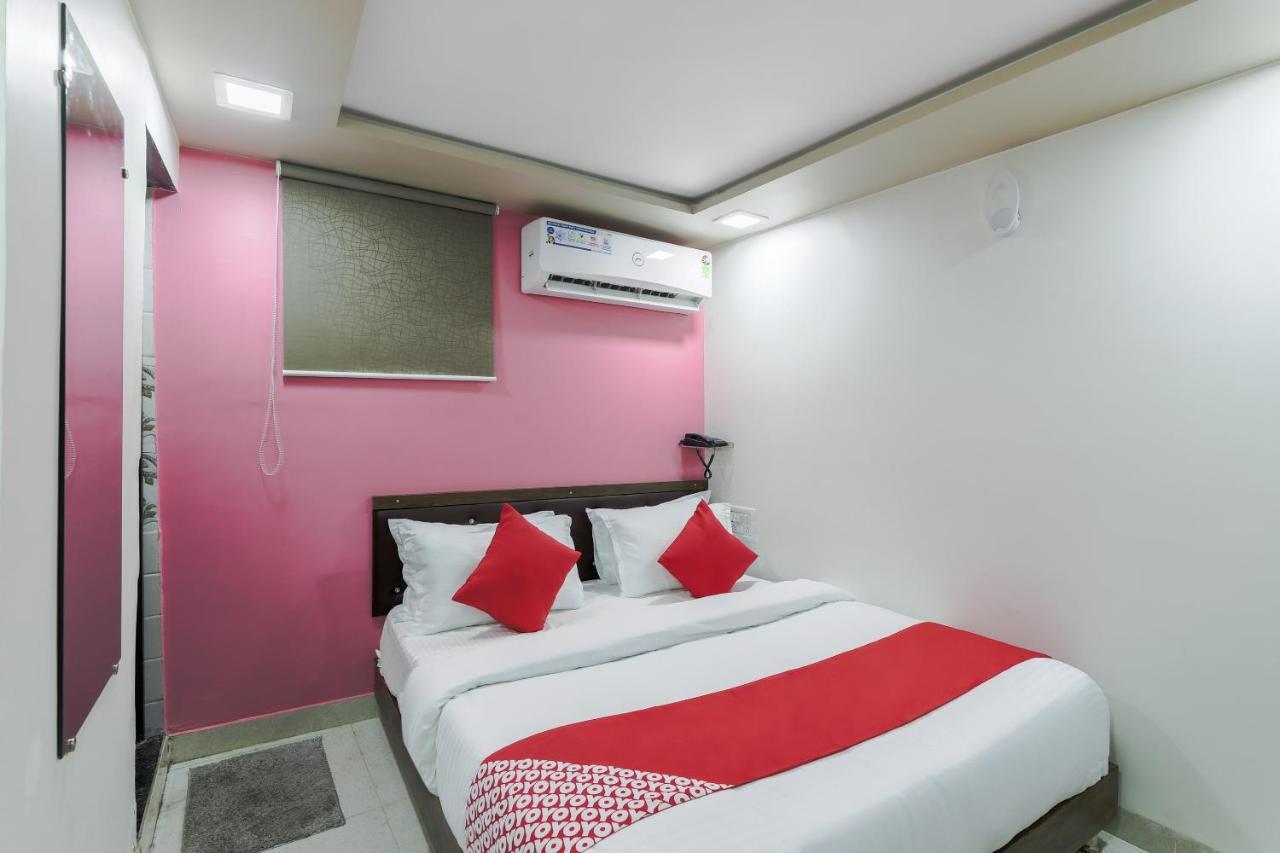 Oyo 47110 Hotel Royal Palace Naroda Esterno foto