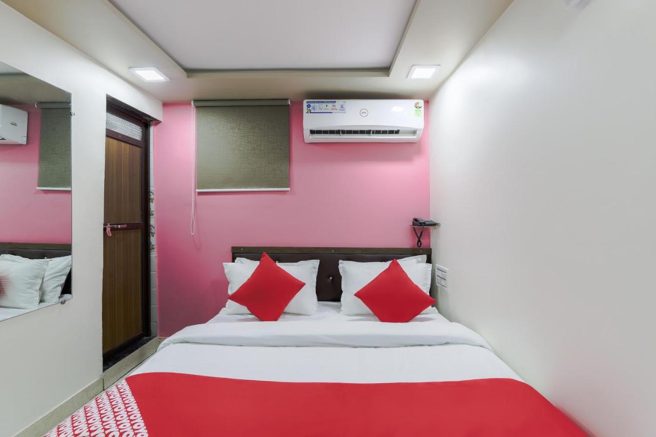 Oyo 47110 Hotel Royal Palace Naroda Esterno foto