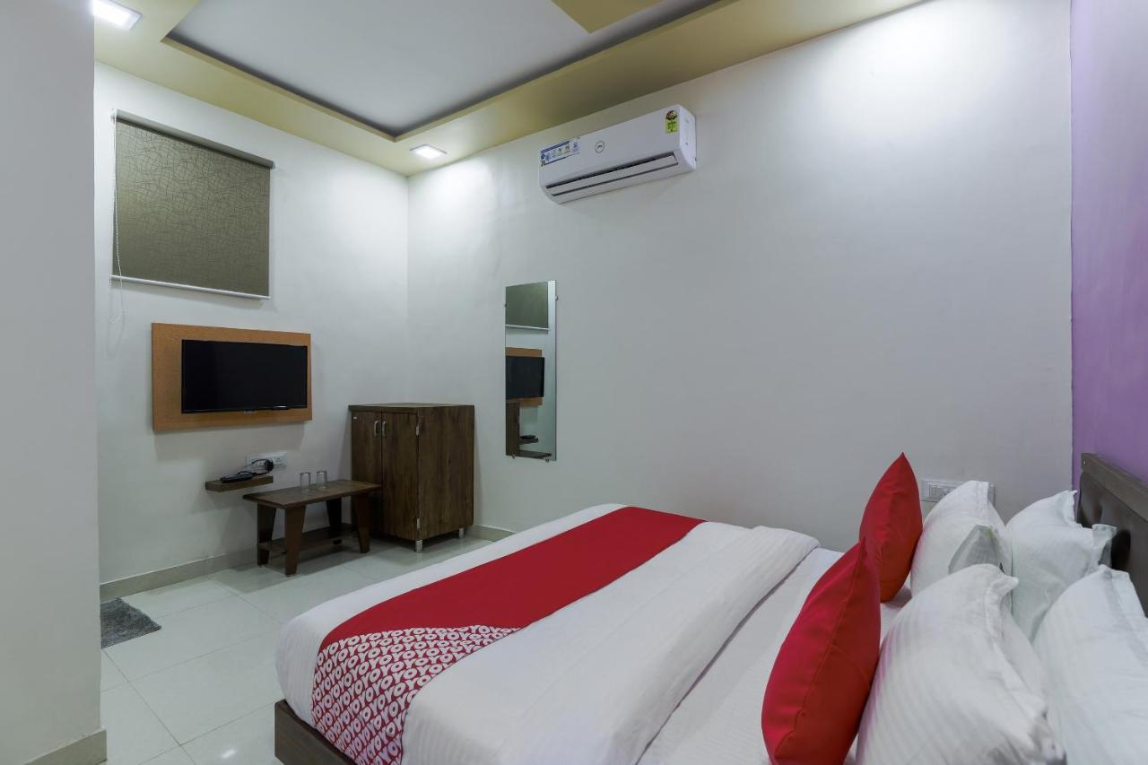 Oyo 47110 Hotel Royal Palace Naroda Esterno foto