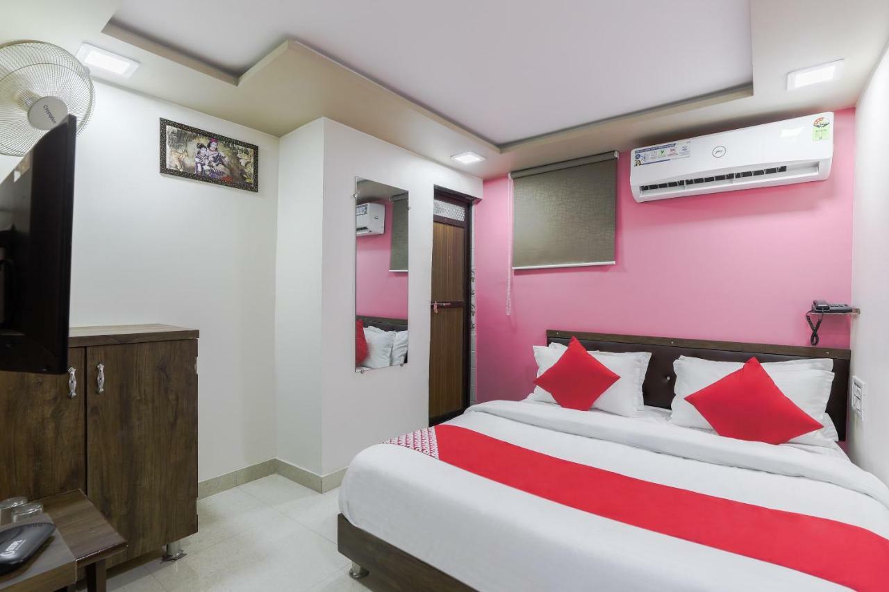 Oyo 47110 Hotel Royal Palace Naroda Esterno foto