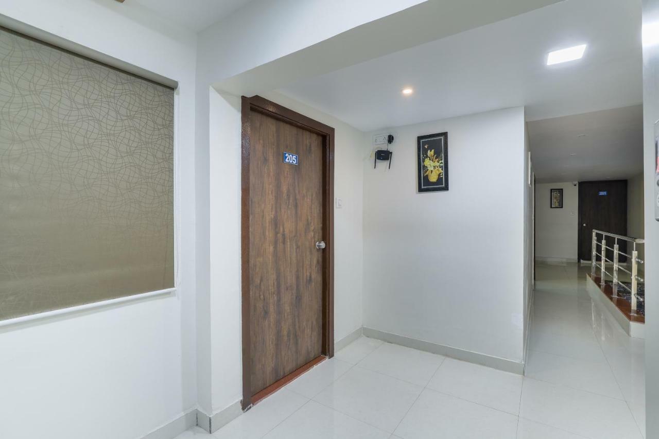 Oyo 47110 Hotel Royal Palace Naroda Esterno foto