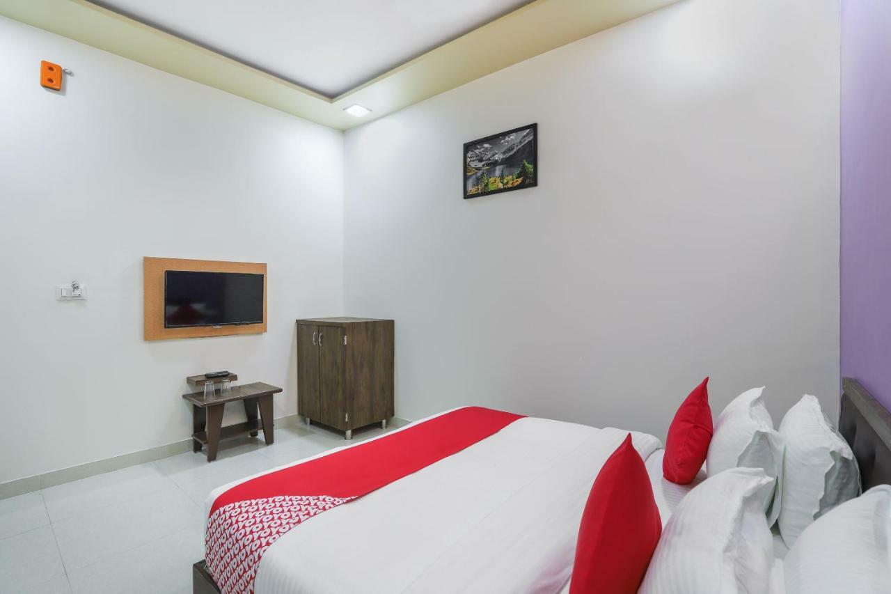 Oyo 47110 Hotel Royal Palace Naroda Esterno foto