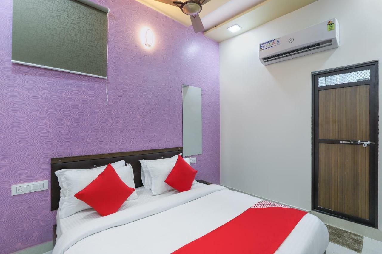 Oyo 47110 Hotel Royal Palace Naroda Esterno foto