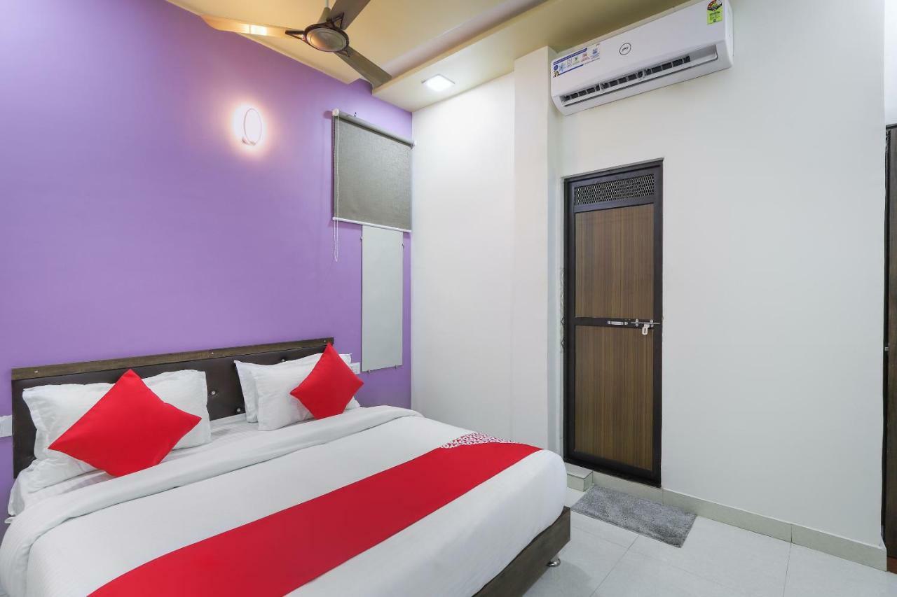 Oyo 47110 Hotel Royal Palace Naroda Esterno foto