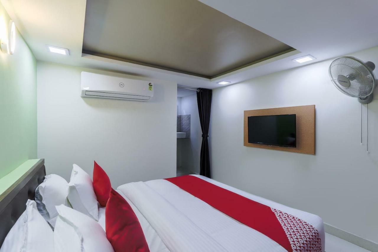 Oyo 47110 Hotel Royal Palace Naroda Esterno foto