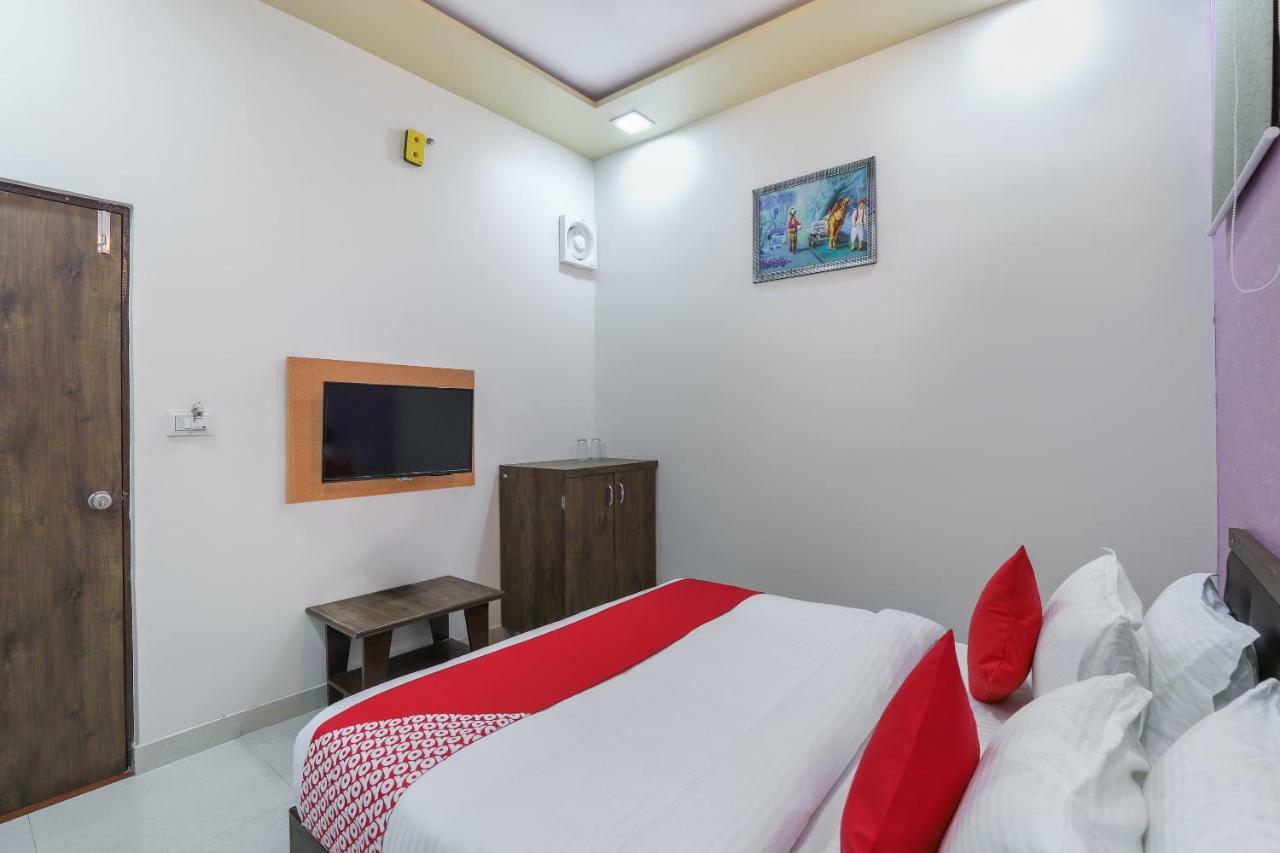 Oyo 47110 Hotel Royal Palace Naroda Esterno foto