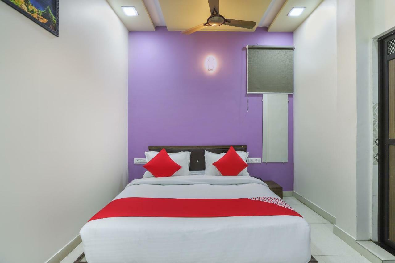 Oyo 47110 Hotel Royal Palace Naroda Esterno foto
