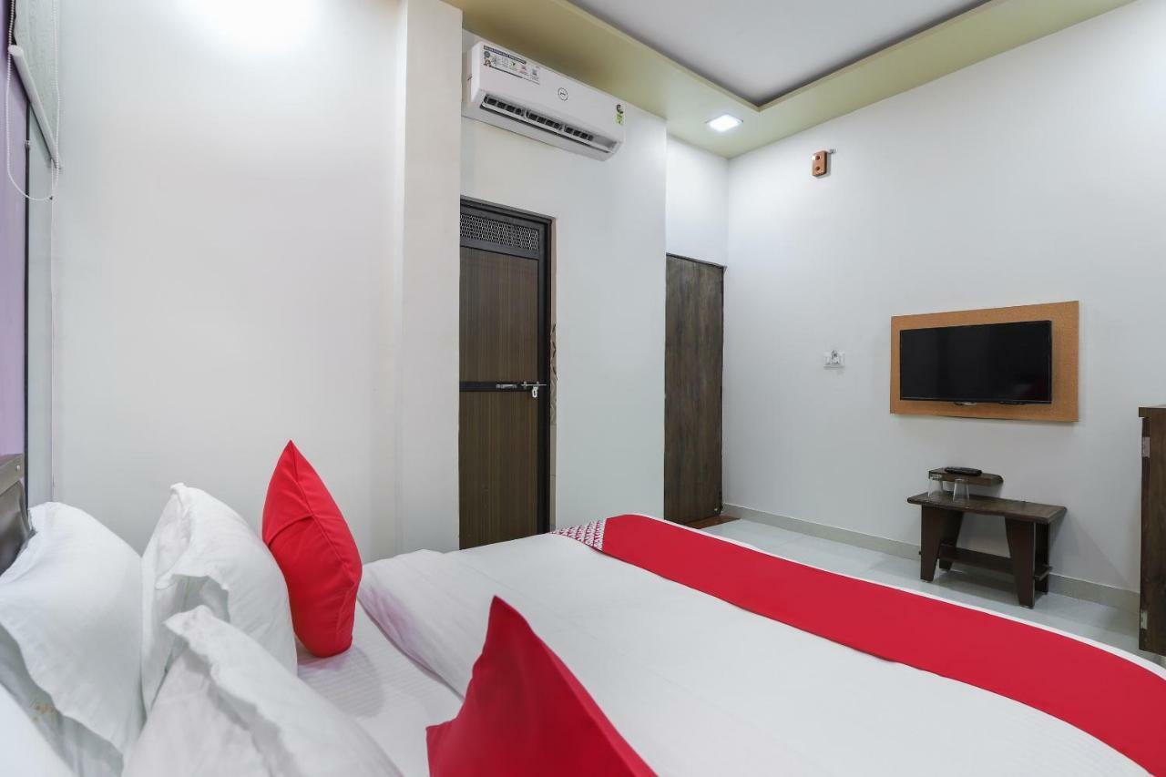 Oyo 47110 Hotel Royal Palace Naroda Esterno foto