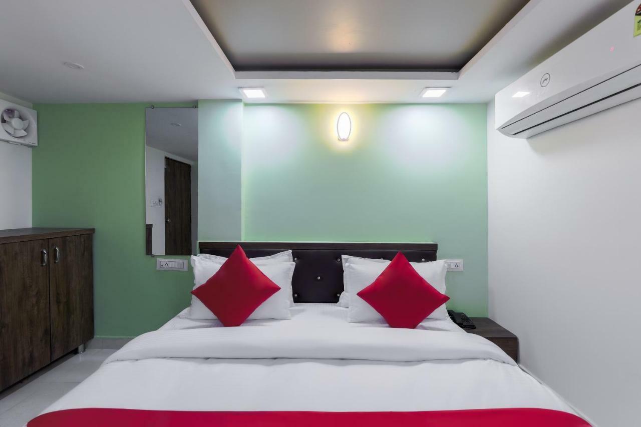 Oyo 47110 Hotel Royal Palace Naroda Esterno foto